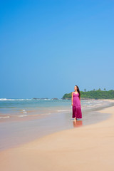 Canvas Print - pleasant woman walking at the beach