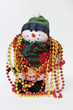 muñeco de nieve con collar de colores