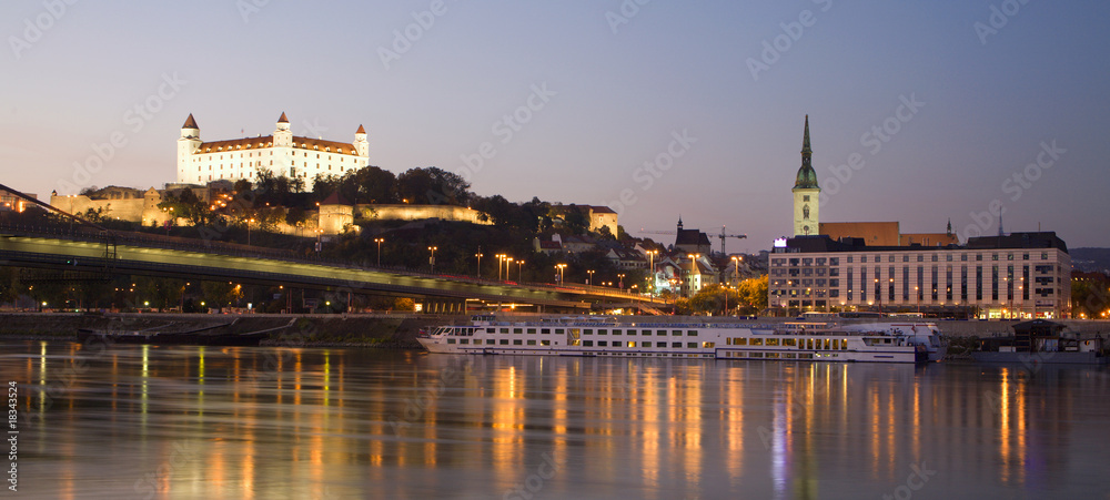 Obraz na płótnie Bratislava - castle and cathedral in evening and Danube w salonie