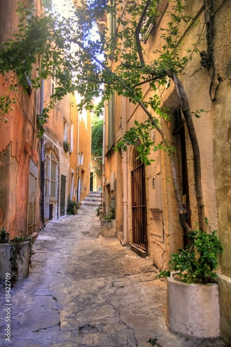 Tapeta ścienna na wymiar Uliczka w Saint Tropez