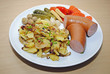 Fleischwurst mit Bratkartoffeln und Gemüse