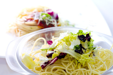 pasta y ensalada, nutrición y salud