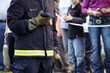 Feuerwehrmann mit Handfunkgerät