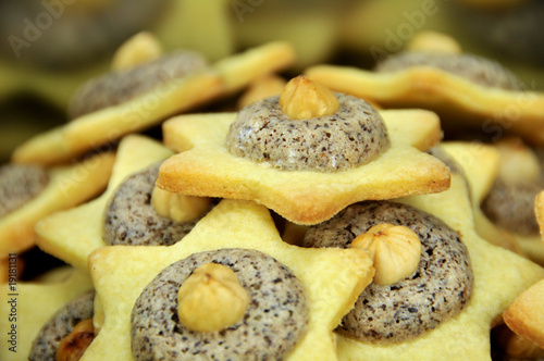 Weihnachtsgebäck - Selbst gebackene Haselnuss-Sterne mit Baiser ...