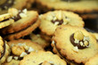 © GAP artwork - Weihnachtsplätzchen mit Nougat, Mandelsplittern und Haselnuss