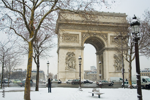 Naklejka na drzwi Rare snowy day in Paris. Arc de Triomphe and lots of snow