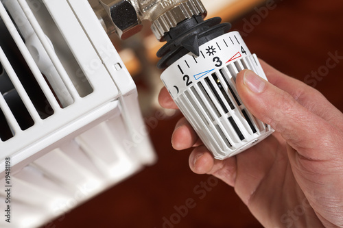 Fotografia adjusting the radiator thermostat