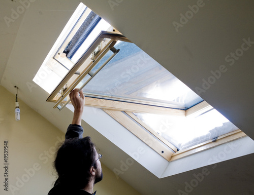 Fotografie, Obraz fenetre velux ouverte par la main de l'homme