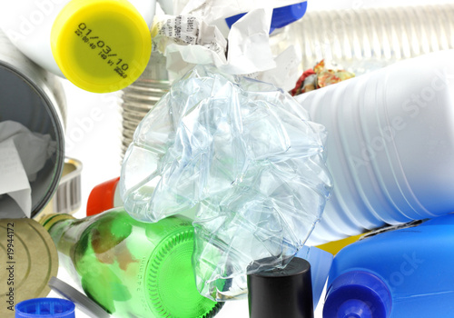 Fotografie, Obraz déchets plastique poubelle tri sélectif recyclage fond blanc