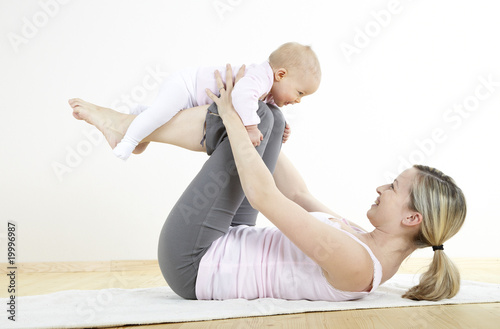 mloda-mama-wykonuje-cwiczenia-fitness-jogi-ze-swoim-dzieckiem