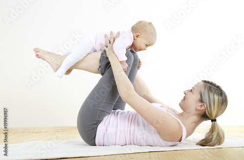 Plakat na zamówienie junge mama macht mit ihrem baby fitness + yoga uebungen