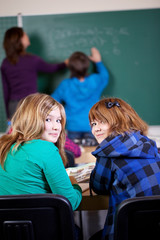 Poster - 2 mädchen in der schule