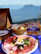 raclette et assiette de charcuterie sur fond de Savoie