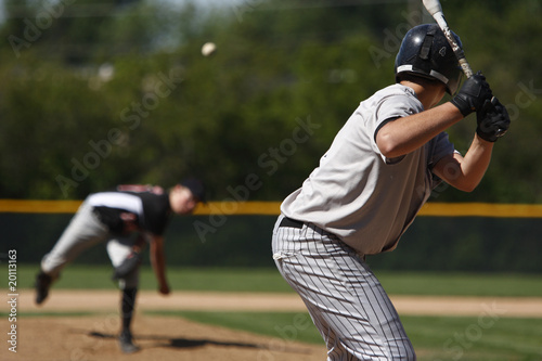 Zdjęcie XXL Pałkarz ma zamiar uderzyć w boisko podczas meczu baseballowego