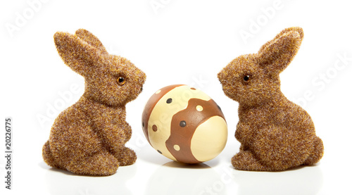 an easter egg between two bunnies isolated on white Poster Mural XXL