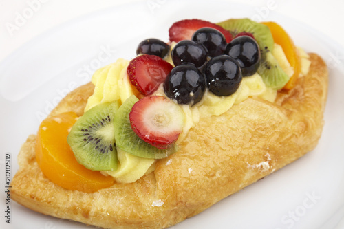 Plundergebäck mit Früchten 2 Stock-Foto | Adobe Stock