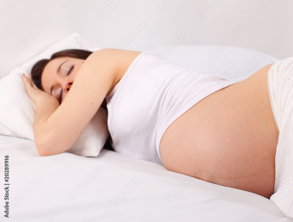 Шок: на каком месяце беременности начинает появляться молоко на самом деле?