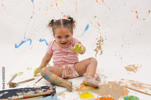 Bebe Jouant Avec La Peinture Betise Photo Stock Adobe Stock