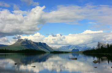 Fotobehang - River and mountains in arctic National Park
