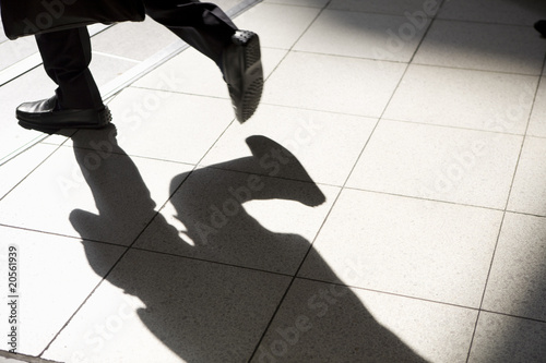 歩く男性の足と影 Stock Photo Adobe Stock