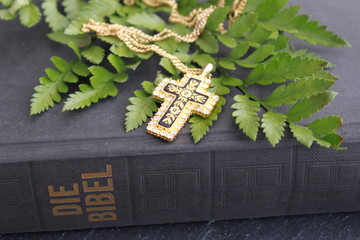 Fotomurales - Kreuz auf einer Bibel