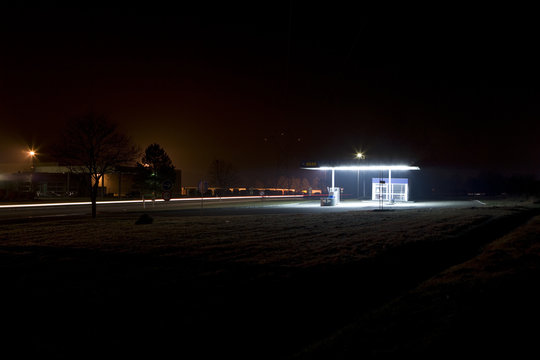 leerstehende Tankstelle bei Nacht