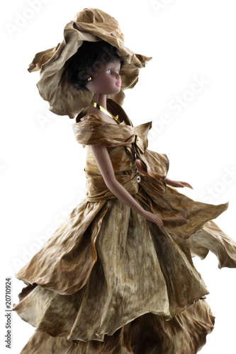 Fotografía poupée créole robe feuilles sèches bananier, fond blanc