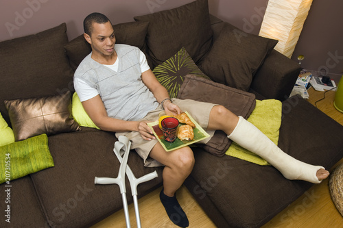 Homme Pied Casse Prend Son Petit Dejeuner Stock Photo Adobe Stock Homme Pied Casse Prend Son Petit Dejeuner Stock Photo Adobe Stock