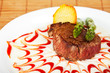 Steaks mit grünem Spargel auf einem weißen Hintergrund