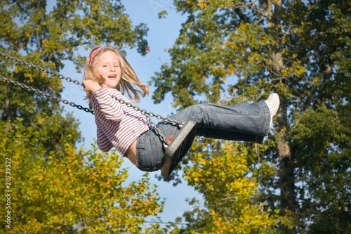 Petite Fille Heureuse Sur Une Balancoire Stock Photo Adobe Stock