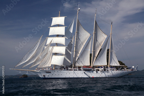 Clipper ship under full sail © David Woolfenden