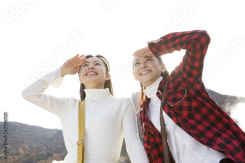 空を見上げる女性達 Stock Photo Adobe Stock 空を見上げる女性達 Stock Photo Adobe Stock