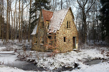 Ruin Forest Lodge Home In Winter