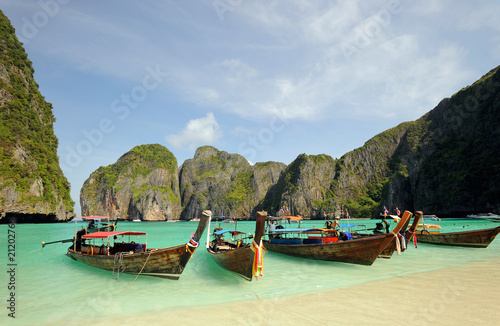 tajlandia-morze-andamanskie-wyspa-phi-phi-tajlandzkie-lodzie-dalej