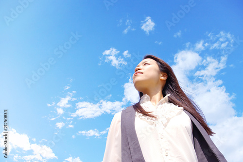 空を見上げる女性 Stock Photo Adobe Stock 空を見上げる女性 Stock Photo Adobe Stock