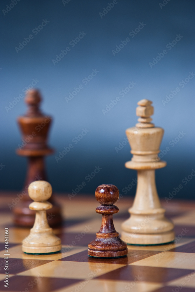 Dwa piony oraz dwa króle na szachownicy - obrazy, fototapety, plakaty 