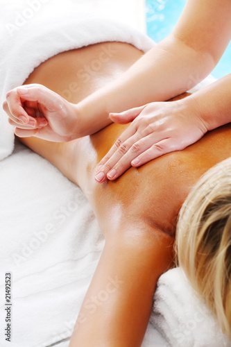 massage-techniques-v-kobieta-odbierajaca-profesjonalne