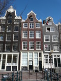 Fototapeta Londyn - Old houses on the canals in Amsterdam