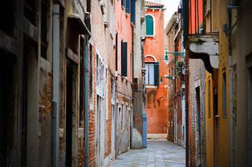 Fototapete - Narrow street in Venice