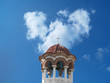 herzförmige Wolke am blauen Himmel mit der Kirchentrum im vordergrund