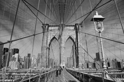 Obrazy New York  most-brooklyn-bridge-w-kolorze-czerni-i-bieli