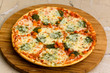 Pizza Supreme mit Mozzarella,Brokkoli