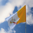 Bandiera della Città del Vaticano con nuvole