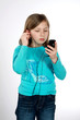 Młoda dziewczyna słucha muzyki na odtwarzaczu mp3