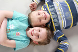 Fototapeta  - Dzieciaki leżące na podłodze