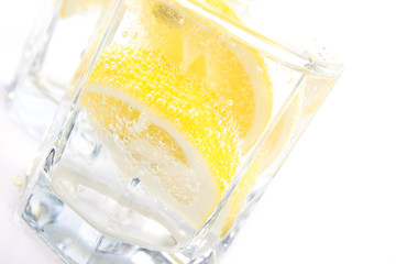 soda water and lemon slices