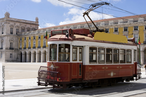 retro-tramwaj-w-centrum-starego-miasta