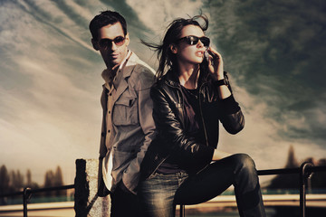 Canvas Print - Attractive young couple wearing sunglasses