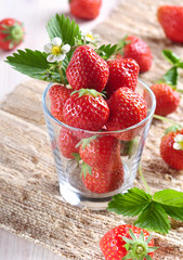 Wall Mural - frische erdbeeren im glas