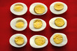 gotowane jajka na czerwonym